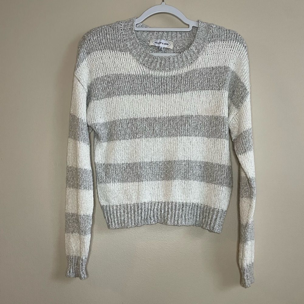 Willow& Wind Silver And White Striped Crew Neck Sweater Sz M Slimming